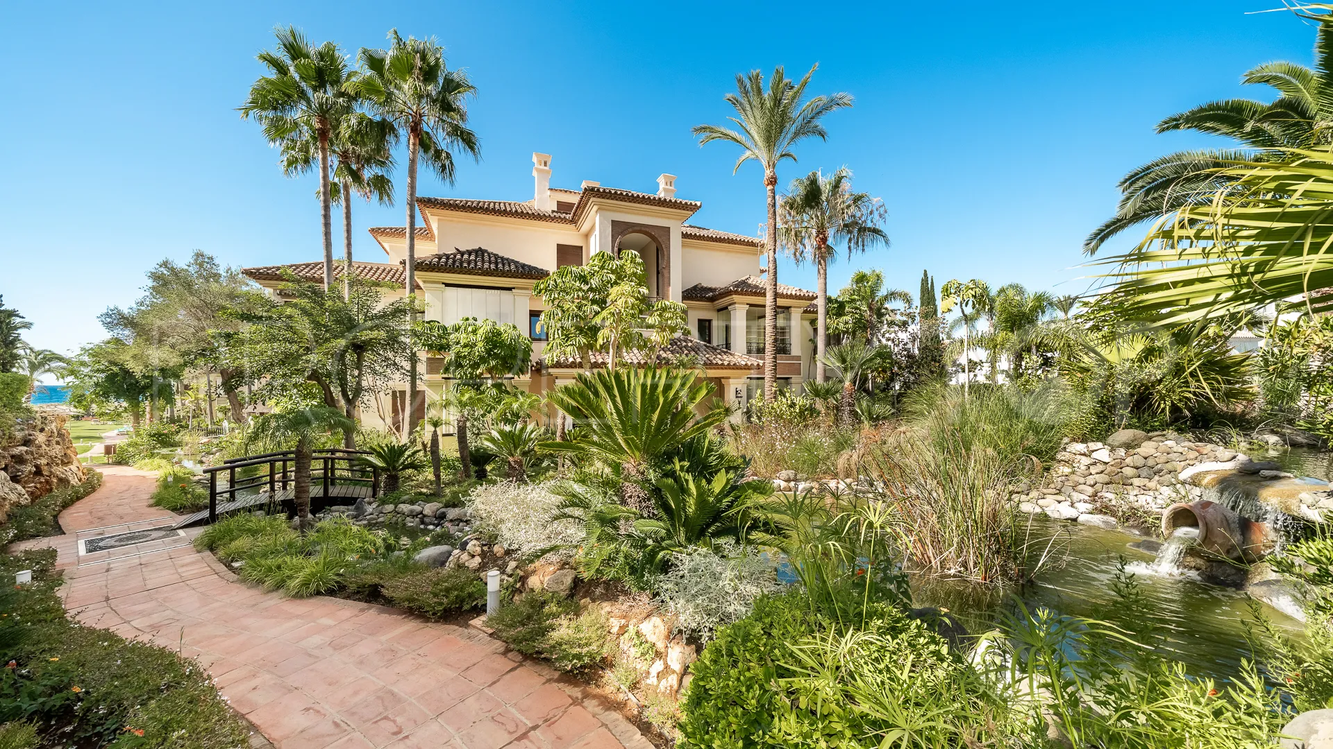 Buy 2 bedrooms apartment in Los Monteros