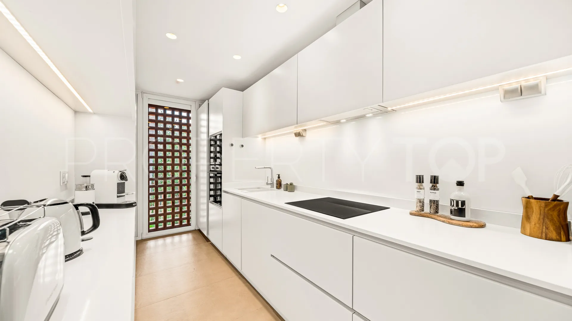 Penthouse for sale in Marbella East with 2 bedrooms