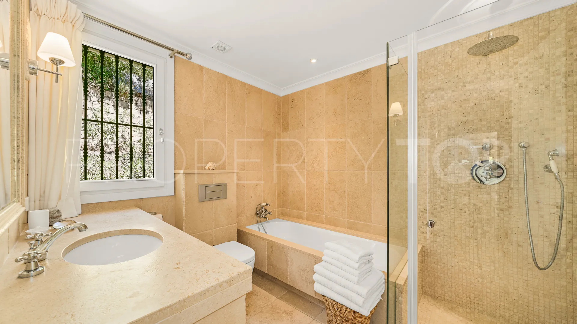 Se vende villa con 5 dormitorios en Cascada de Camojan