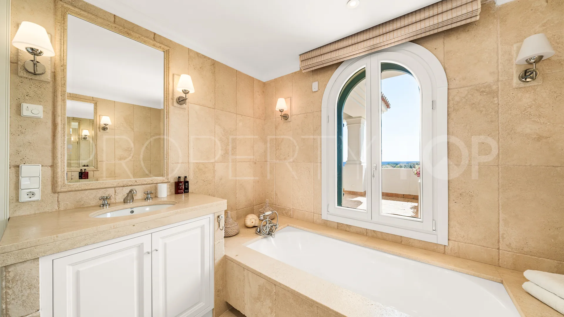 Se vende villa con 5 dormitorios en Cascada de Camojan