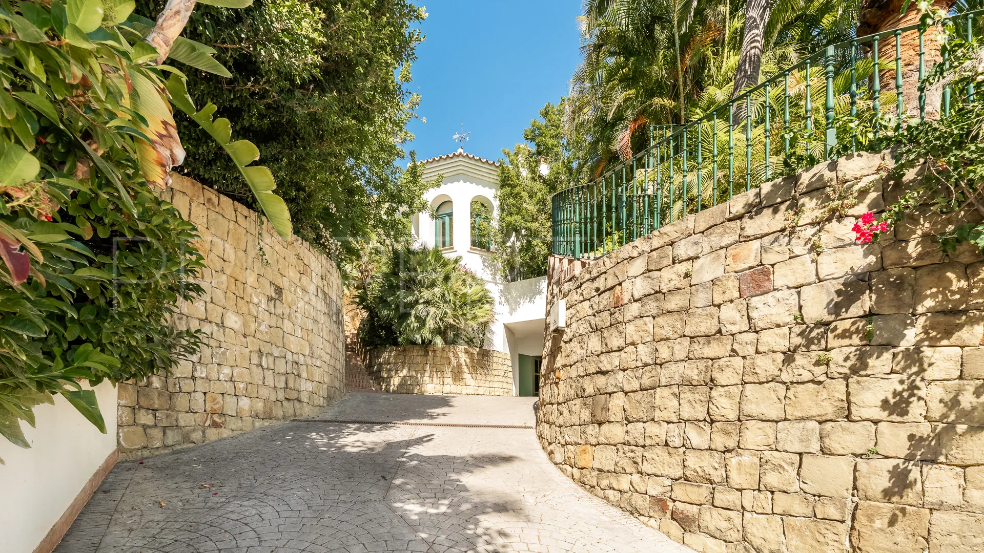 Se vende villa con 5 dormitorios en Cascada de Camojan