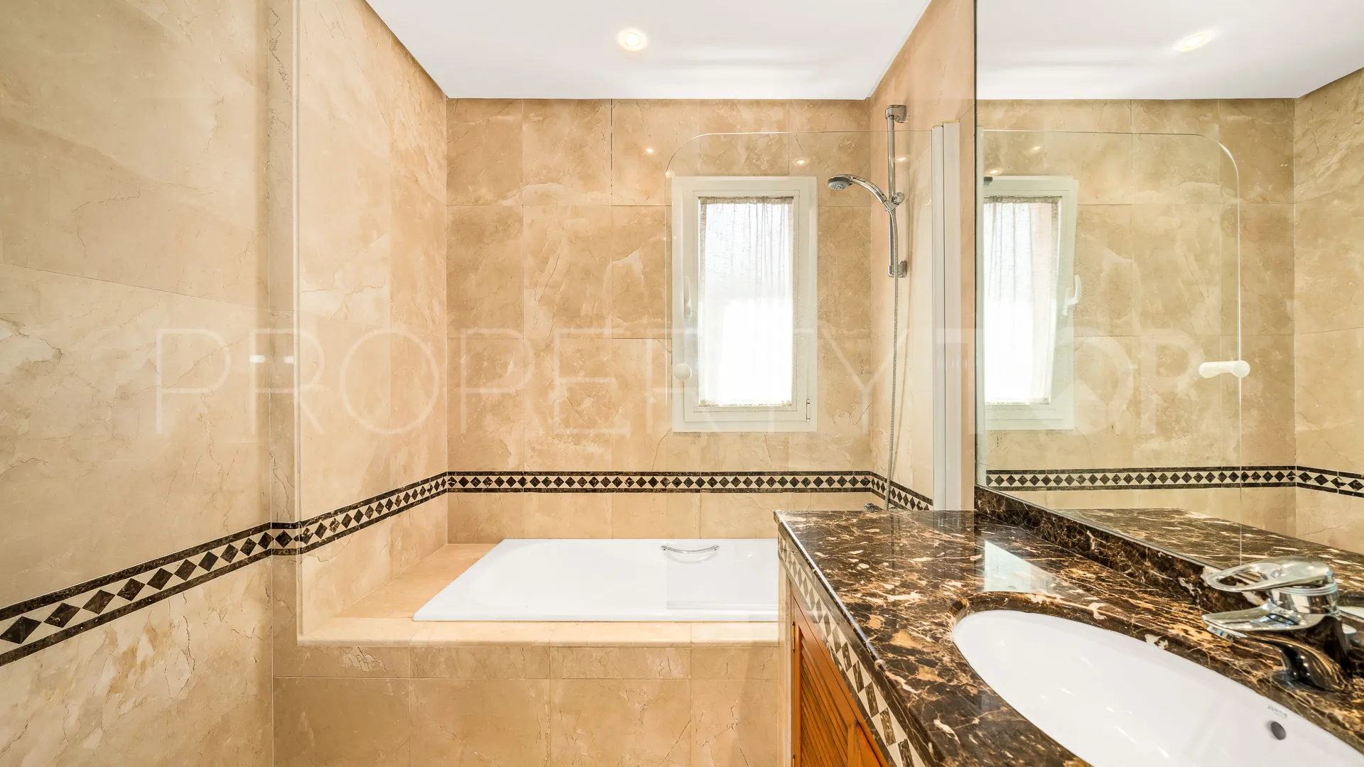 For sale penthouse in Golden Mile with 3 bedrooms