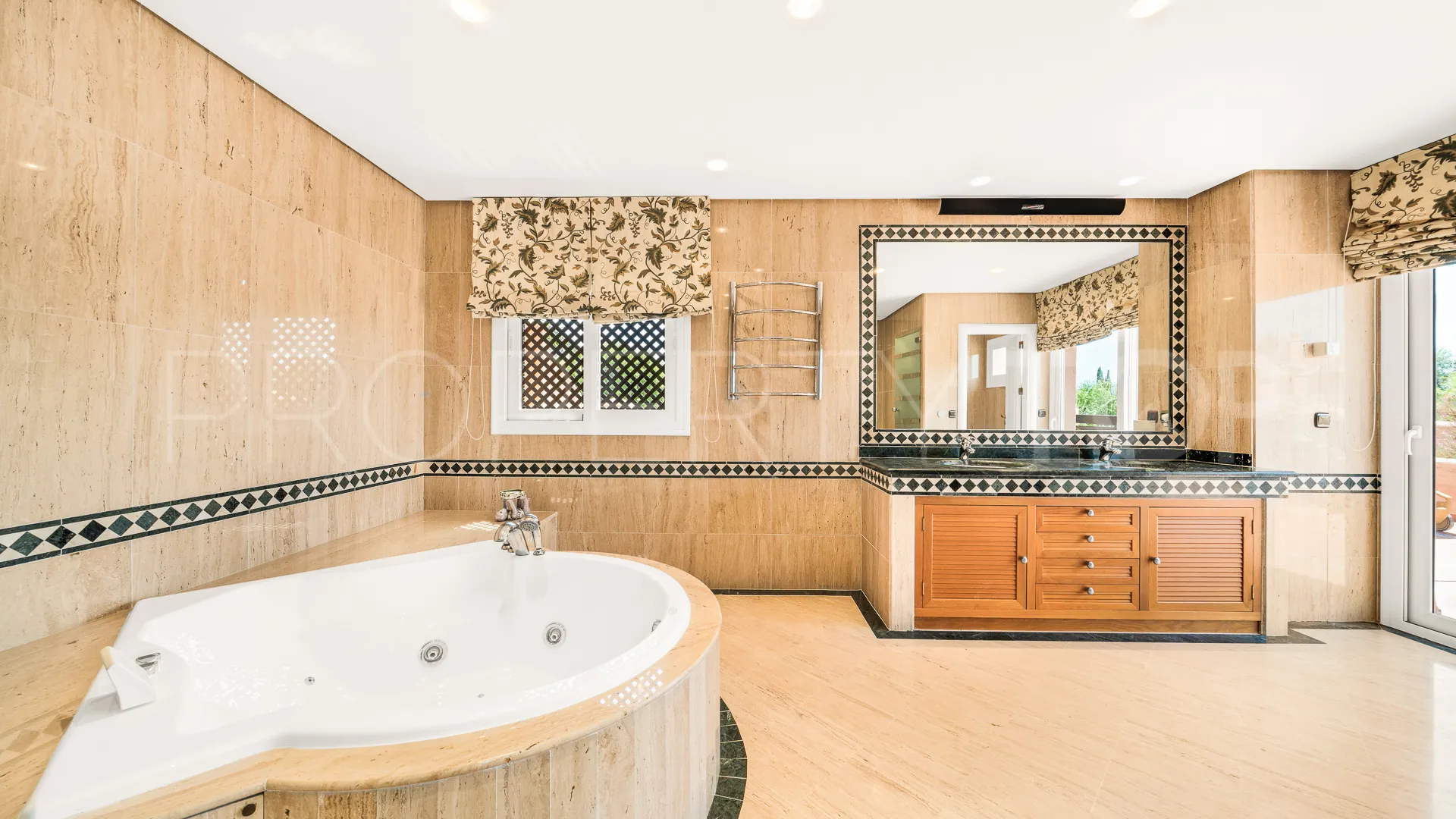 For sale penthouse in Golden Mile with 3 bedrooms
