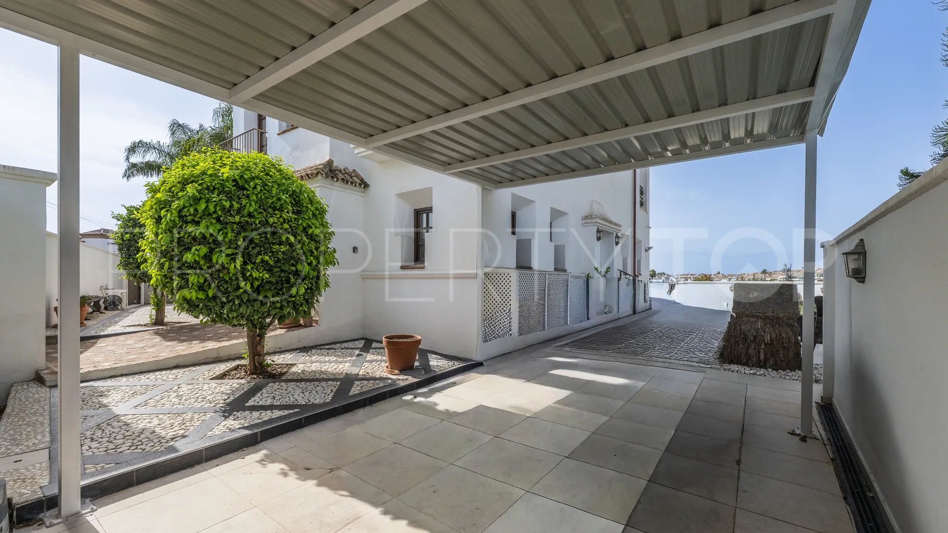 Villa for sale in San Pedro Playa with 5 bedrooms