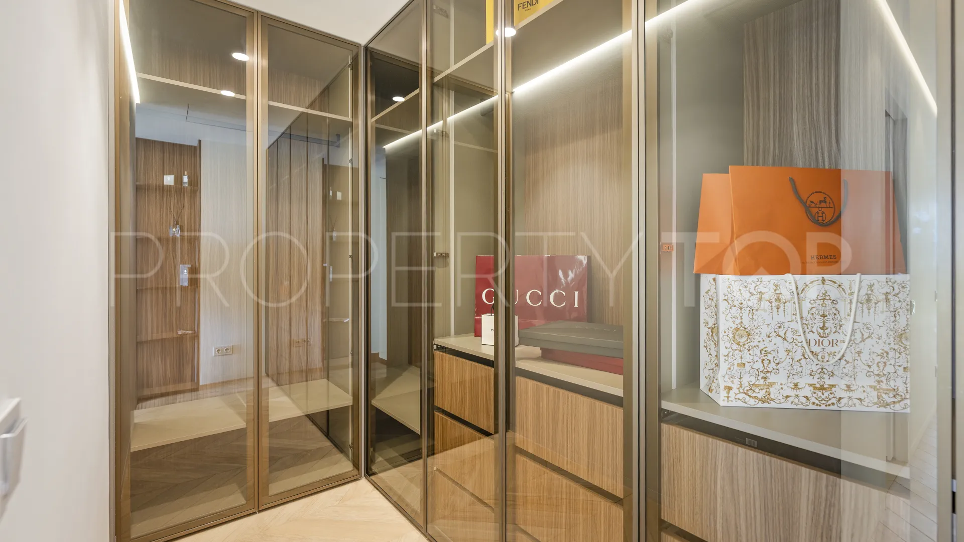 Buy ground floor apartment in Nueva Andalucia