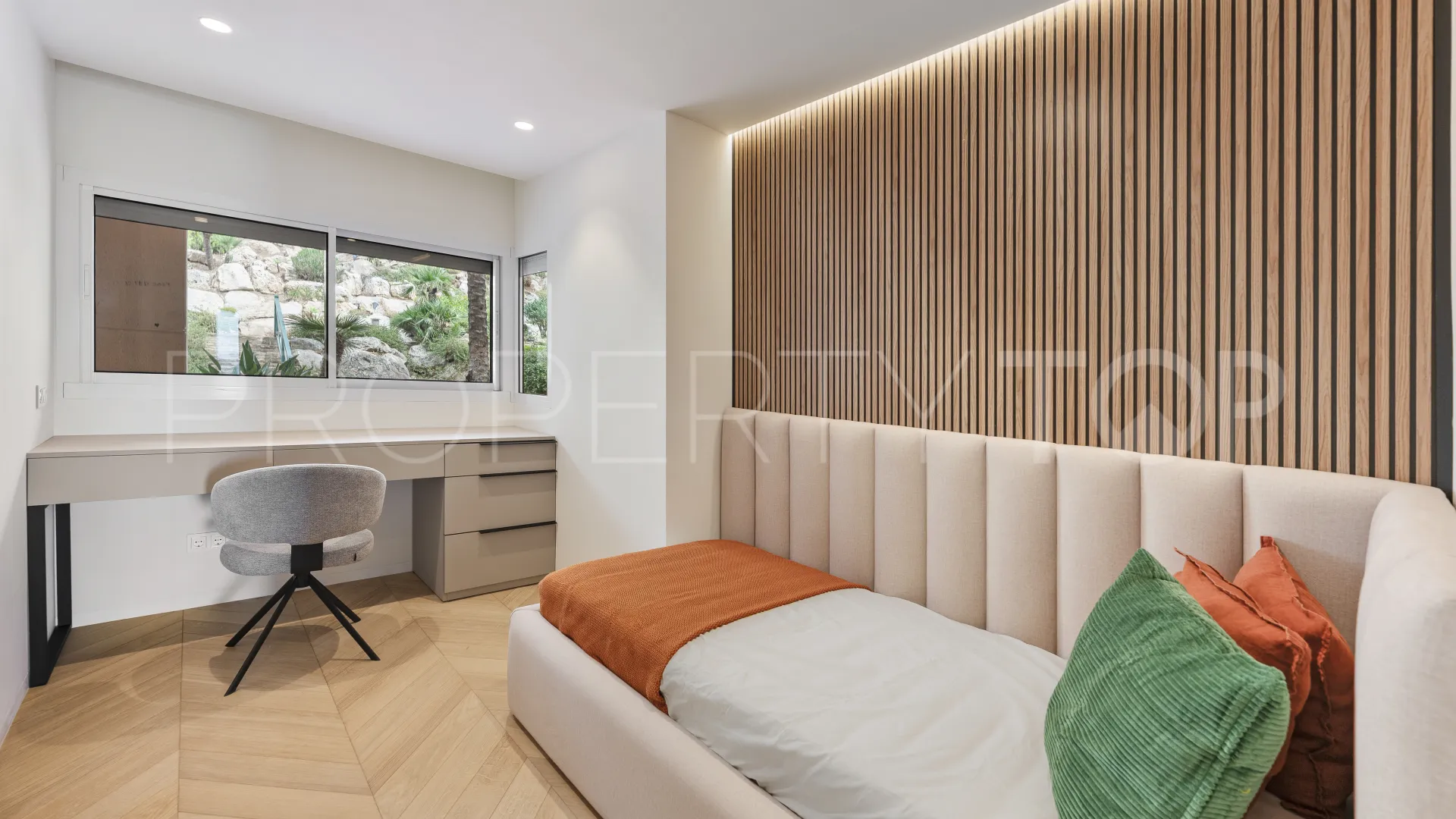 Buy ground floor apartment in Nueva Andalucia