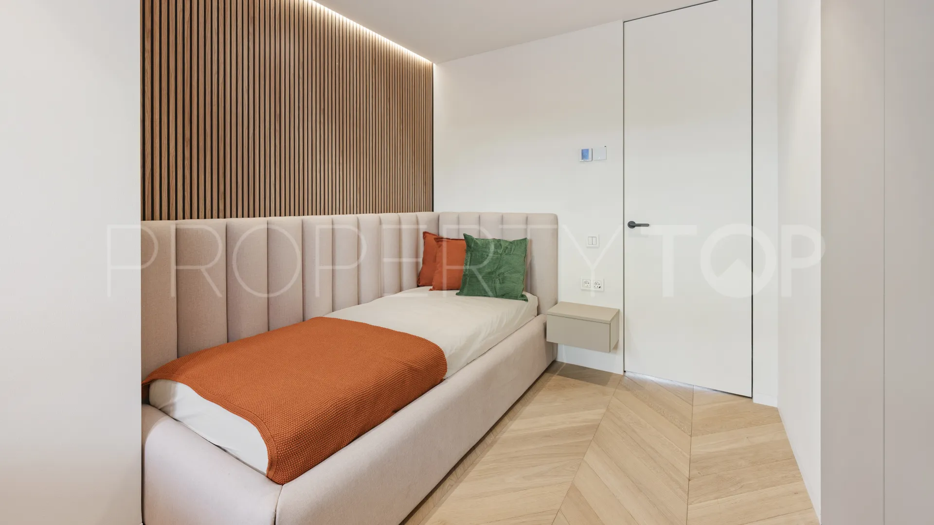 Buy ground floor apartment in Nueva Andalucia