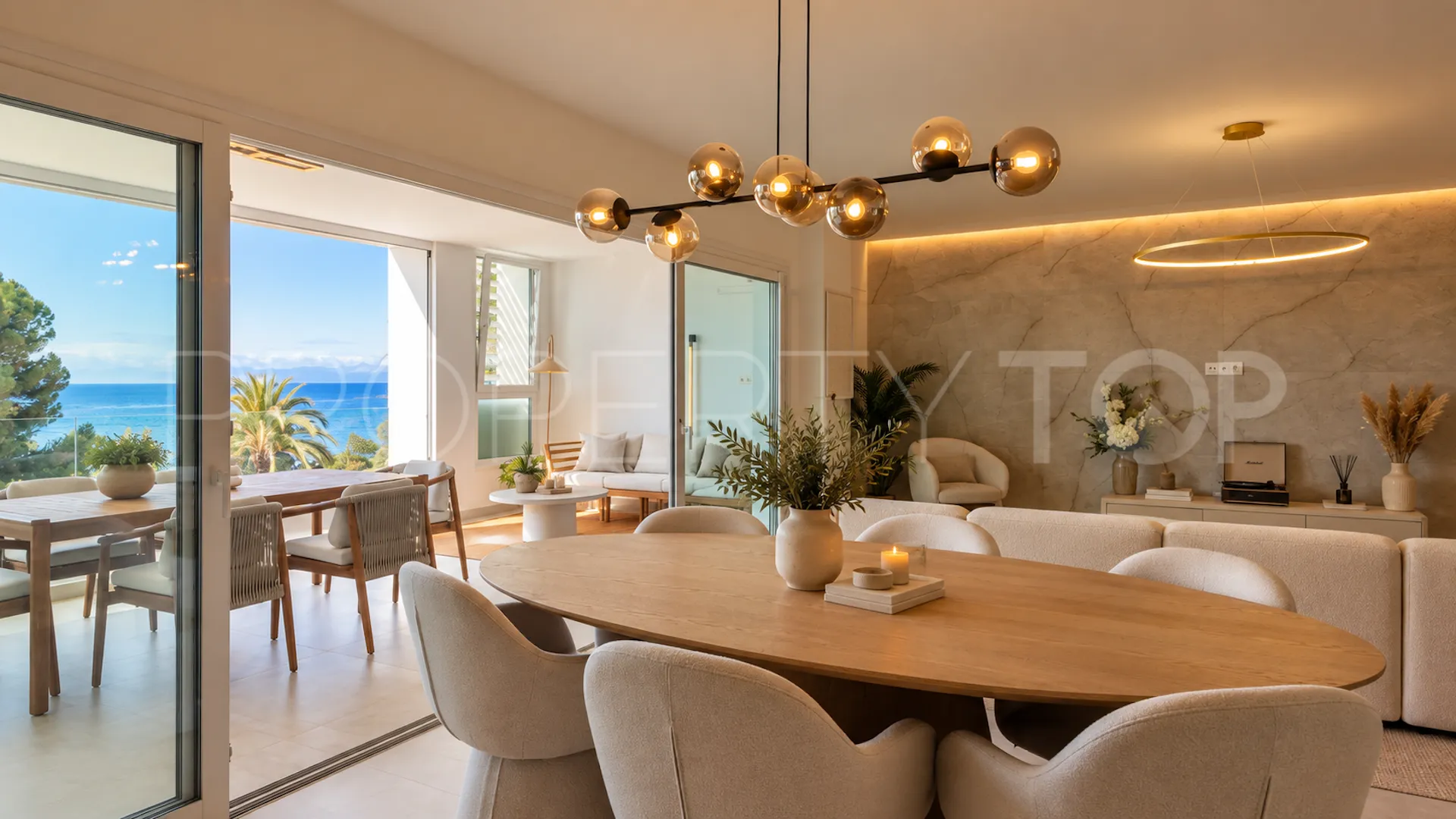 Apartment for sale in Rio Real with 4 bedrooms