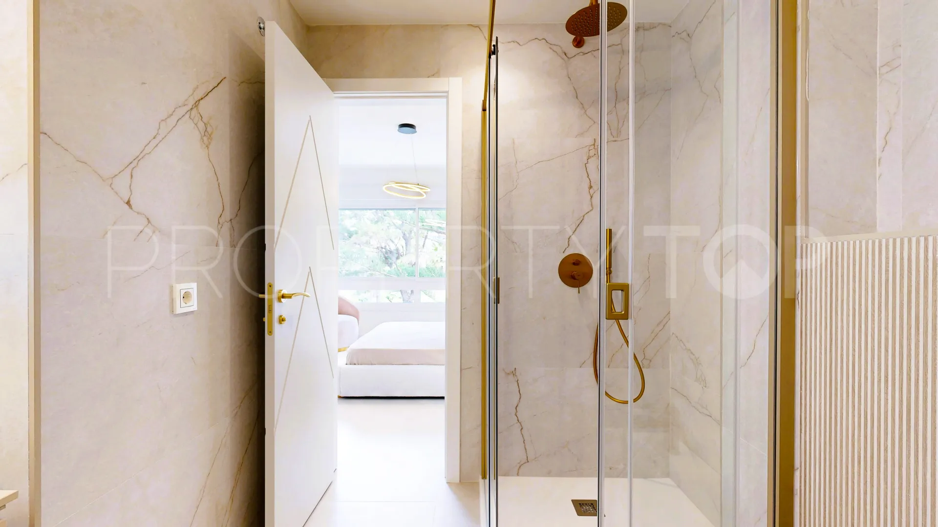 Apartment for sale in Rio Real with 4 bedrooms