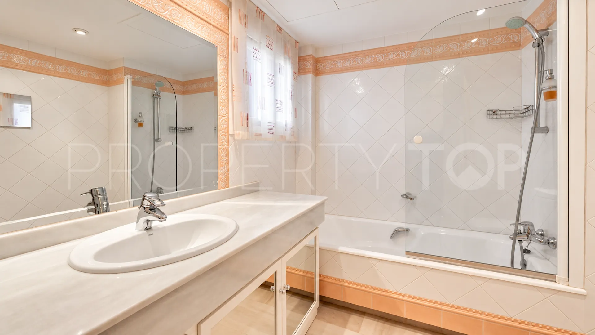 Se vende apartamento de 2 dormitorios en Elviria