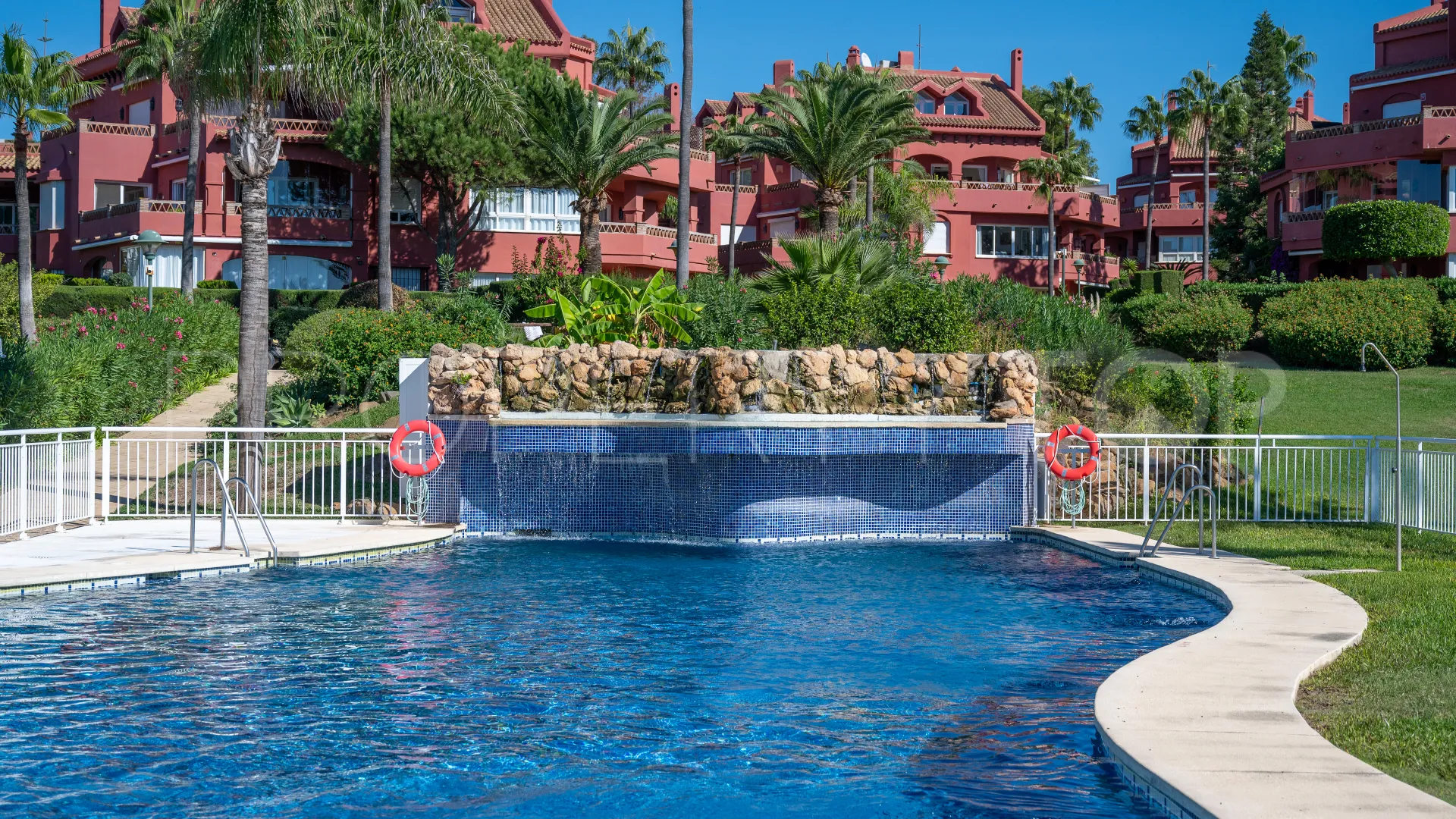 Se vende apartamento de 2 dormitorios en Elviria