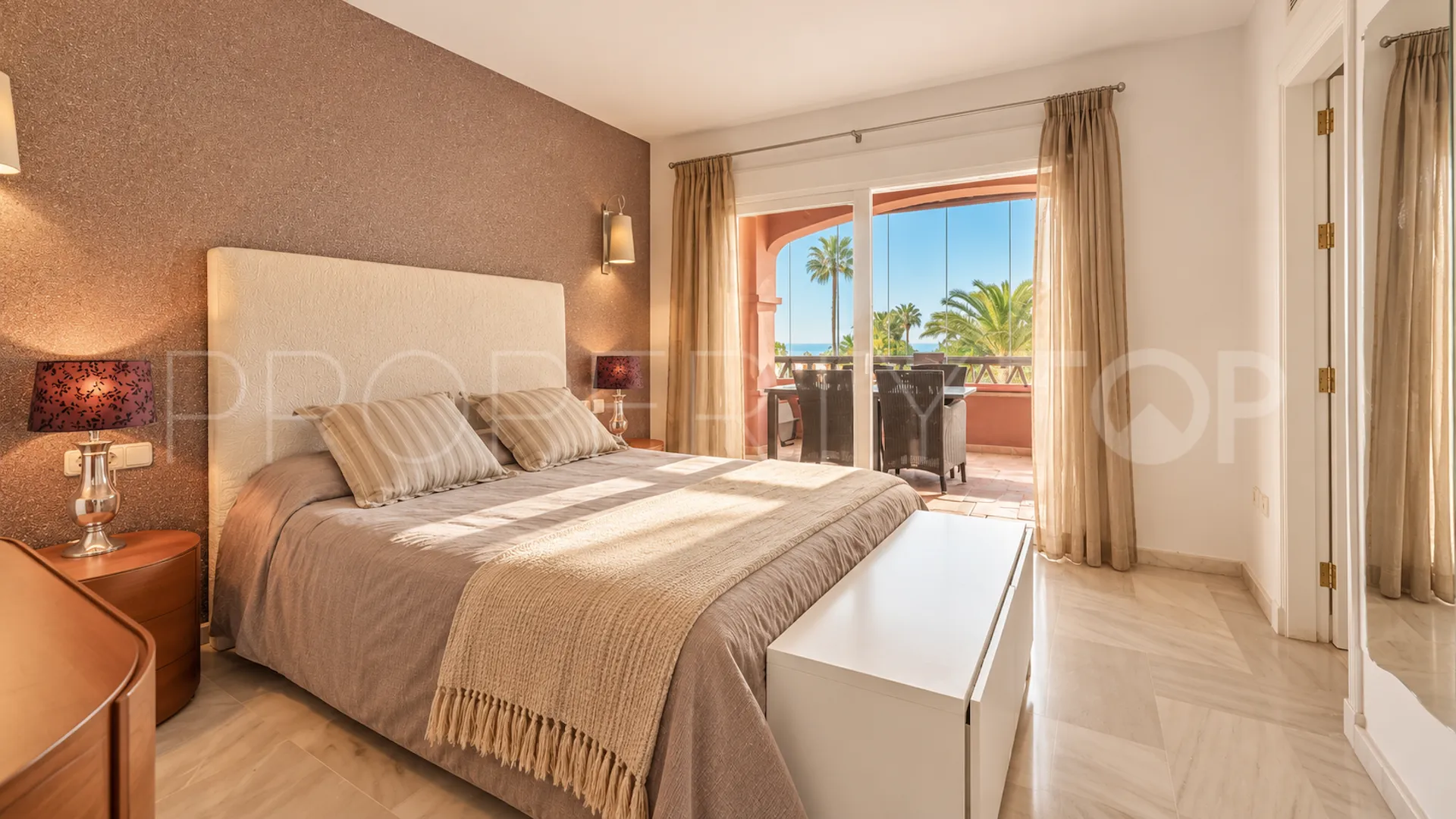 Se vende apartamento de 2 dormitorios en Elviria