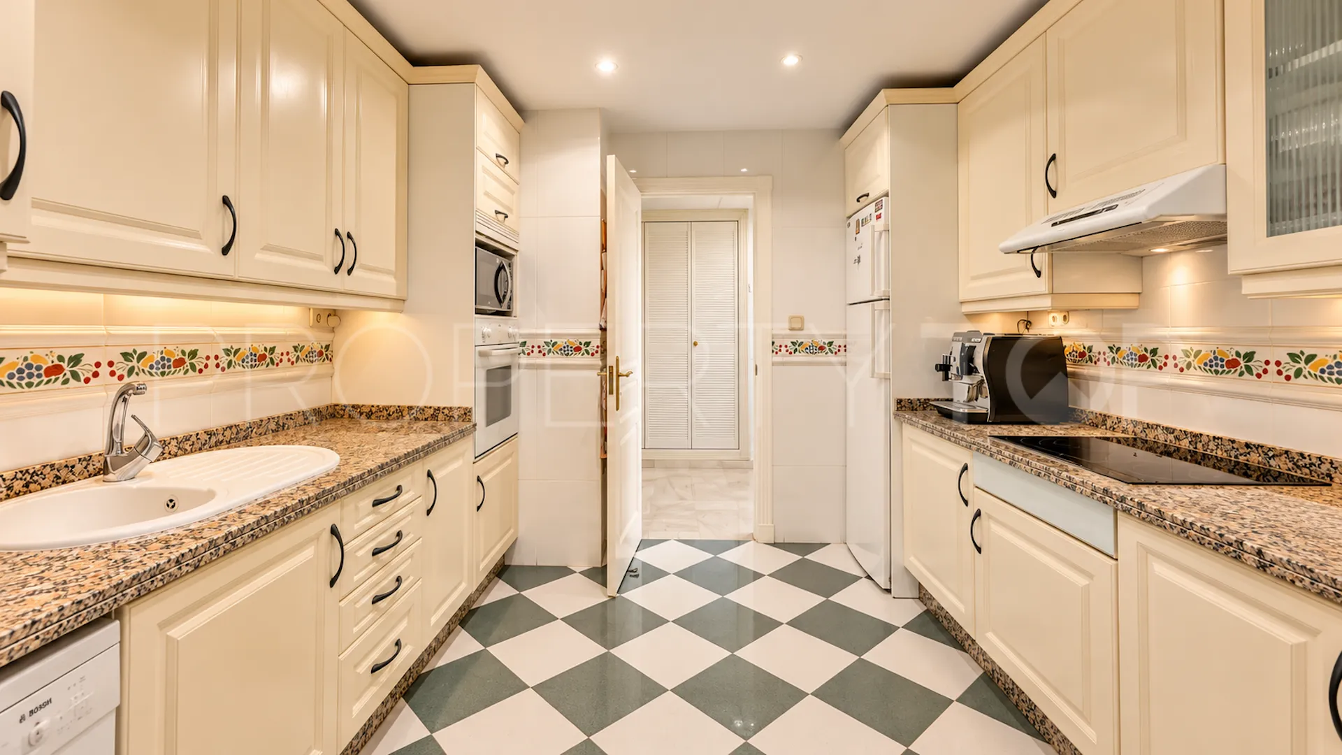 Se vende apartamento de 2 dormitorios en Elviria