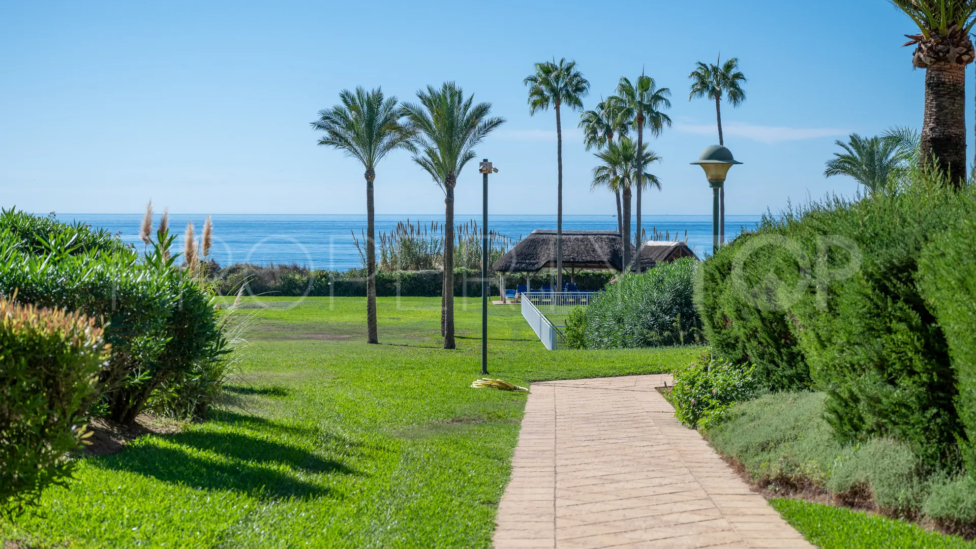Se vende apartamento de 2 dormitorios en Elviria