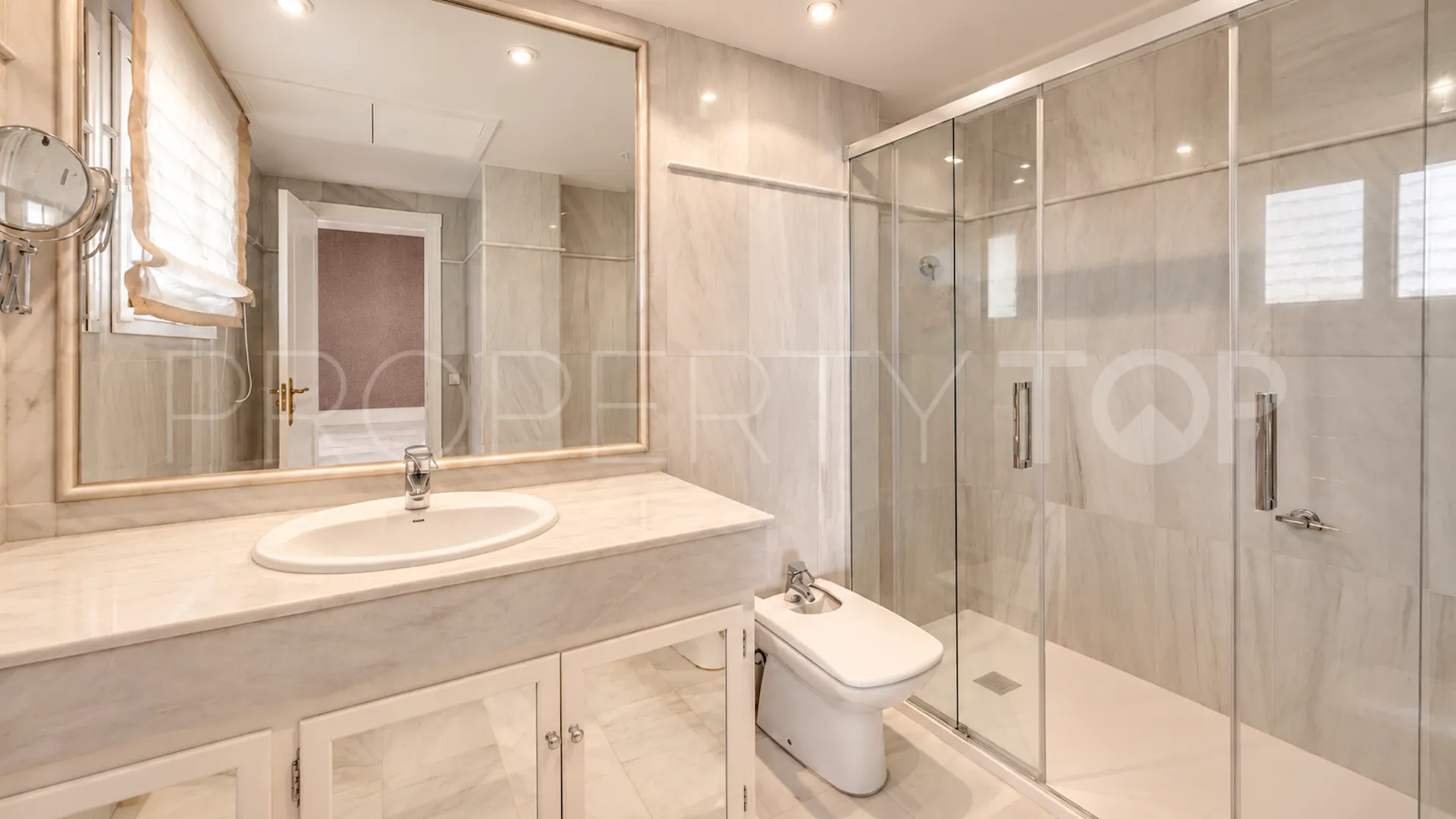 Se vende apartamento de 2 dormitorios en Elviria