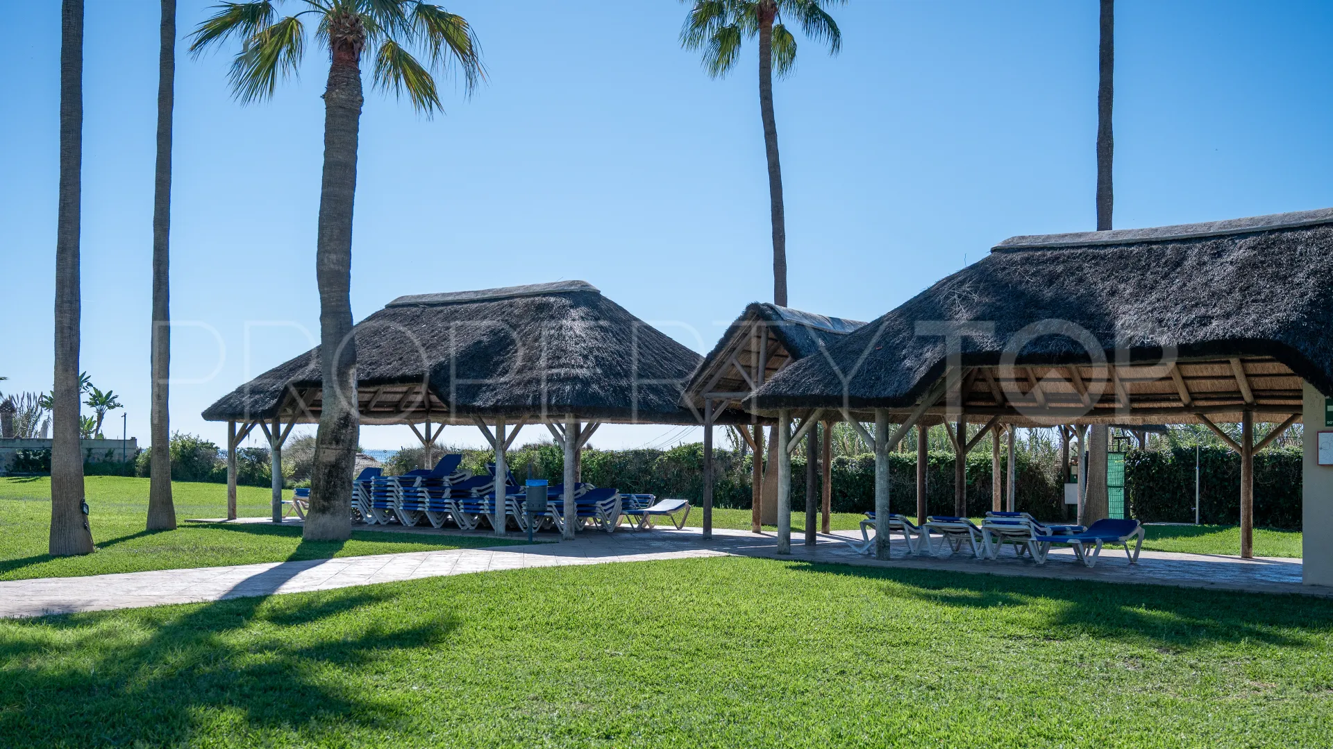 Se vende apartamento de 2 dormitorios en Elviria