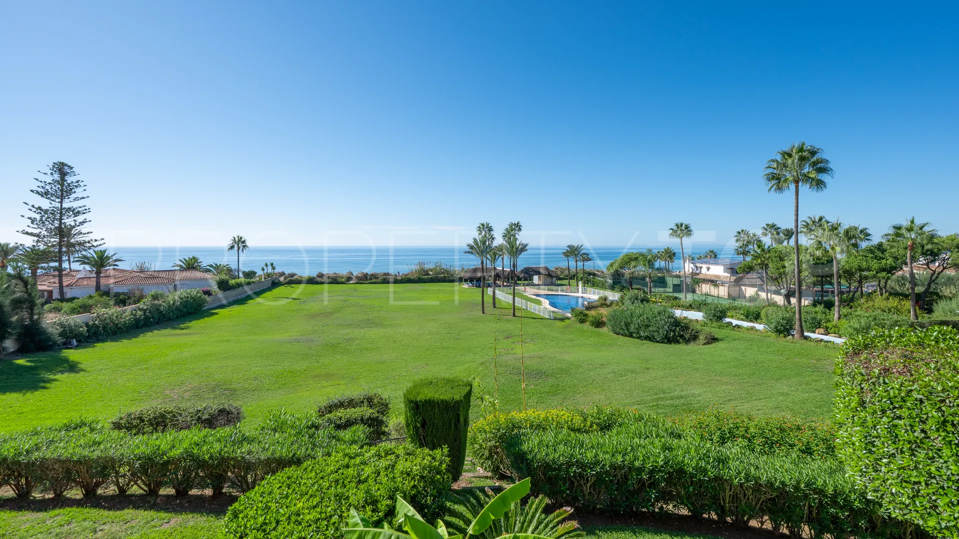 Se vende apartamento de 2 dormitorios en Elviria