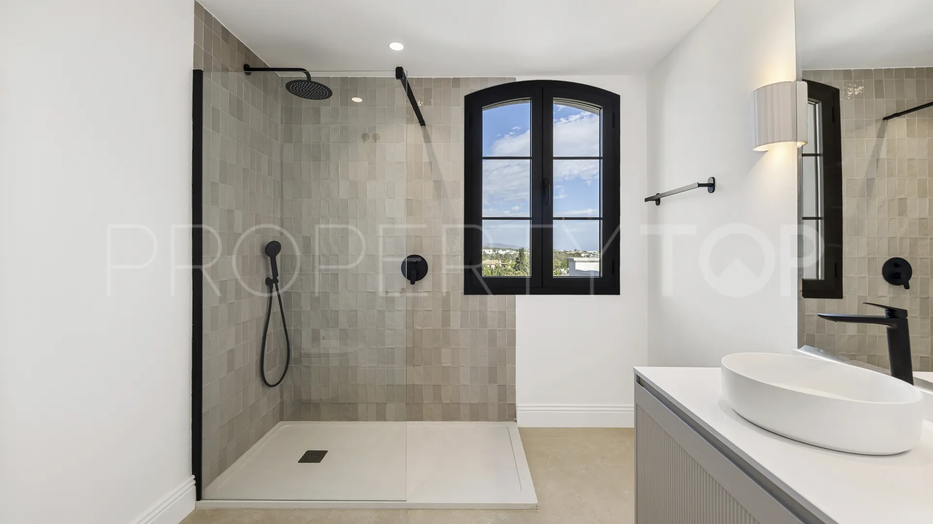 Villa for sale in Nueva Andalucia with 5 bedrooms