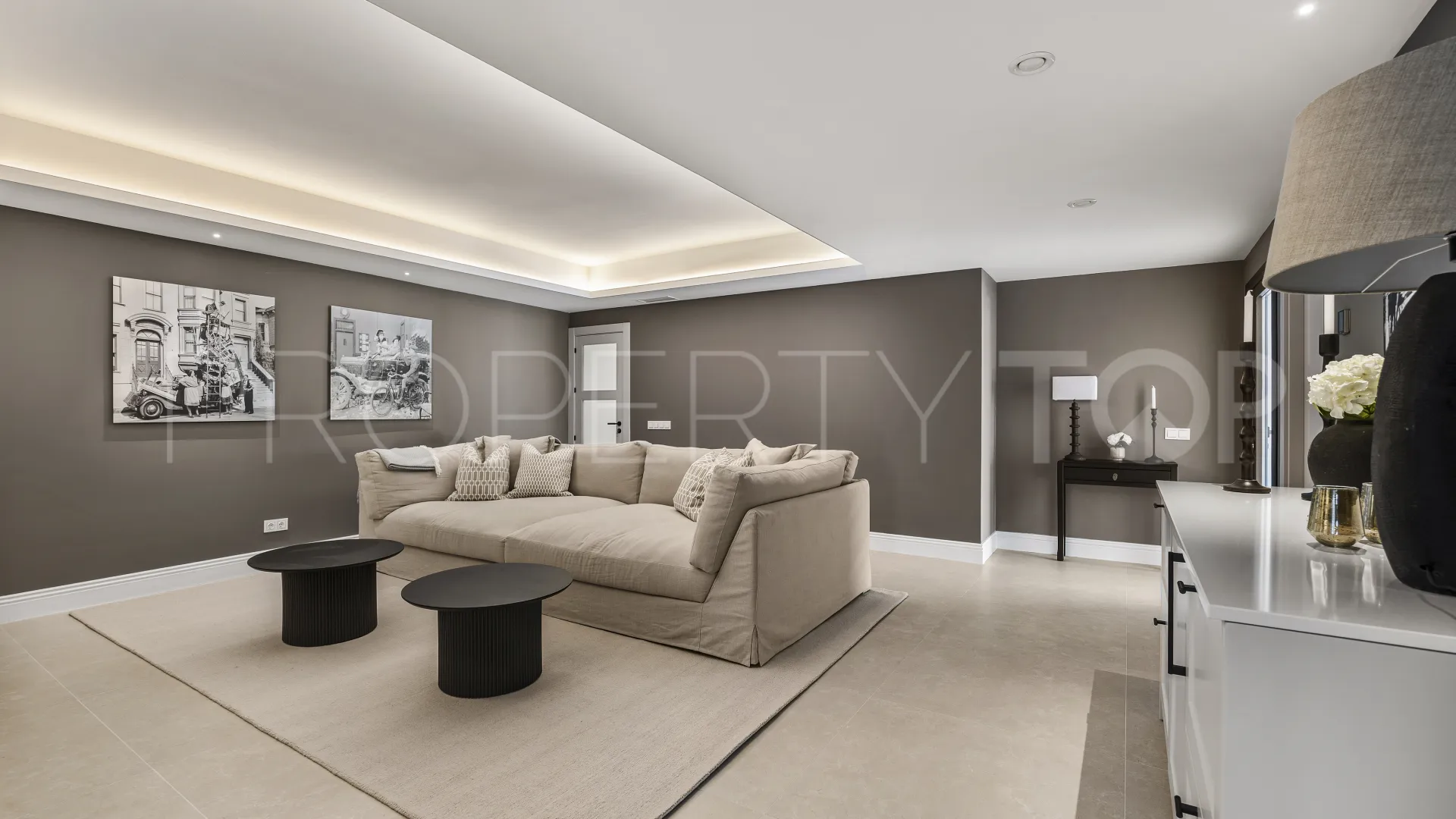 Villa for sale in Nueva Andalucia with 5 bedrooms