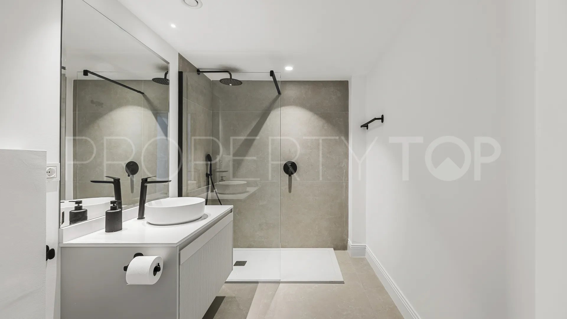 Villa for sale in Nueva Andalucia with 5 bedrooms