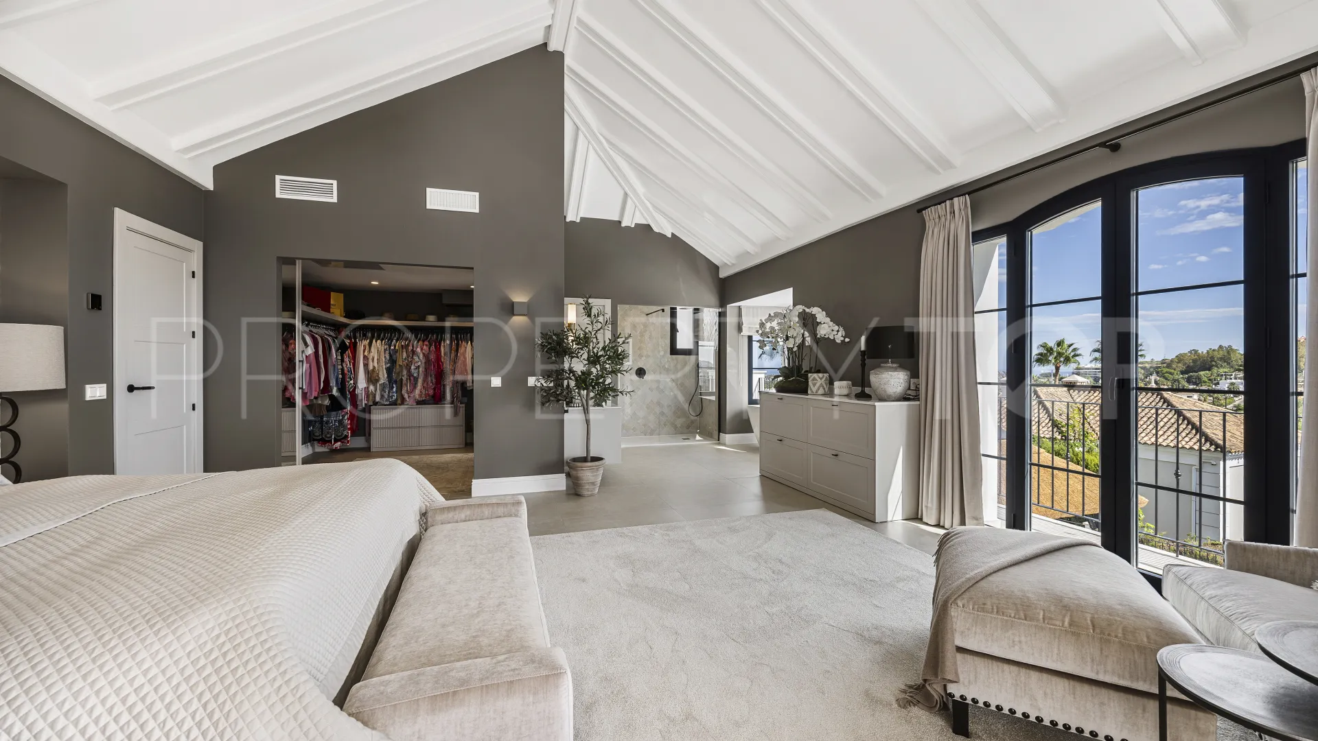 Villa for sale in Nueva Andalucia with 5 bedrooms