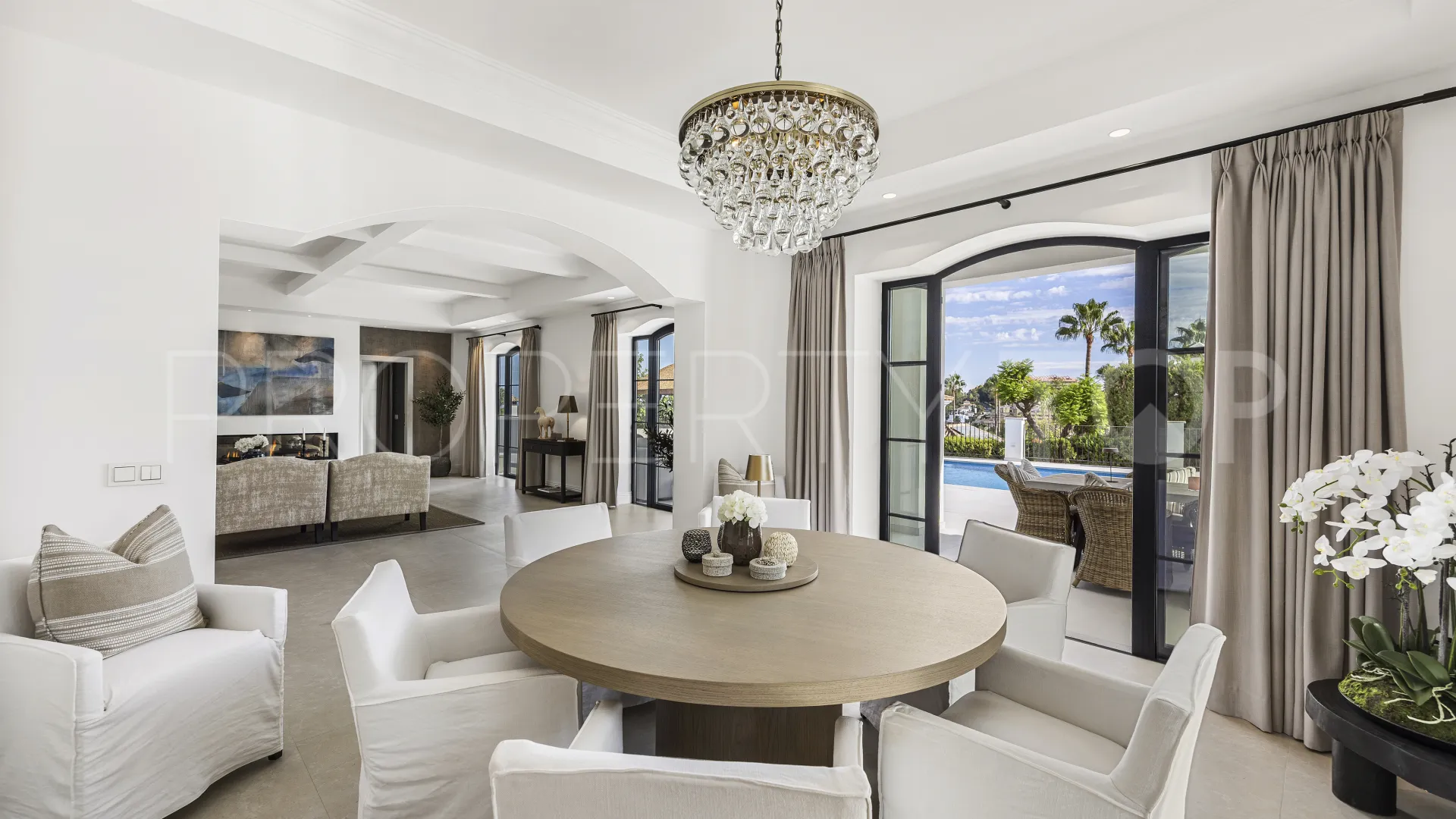 Villa for sale in Nueva Andalucia with 5 bedrooms