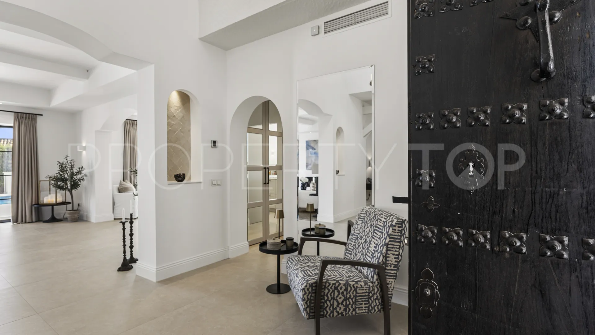 Villa for sale in Nueva Andalucia with 5 bedrooms