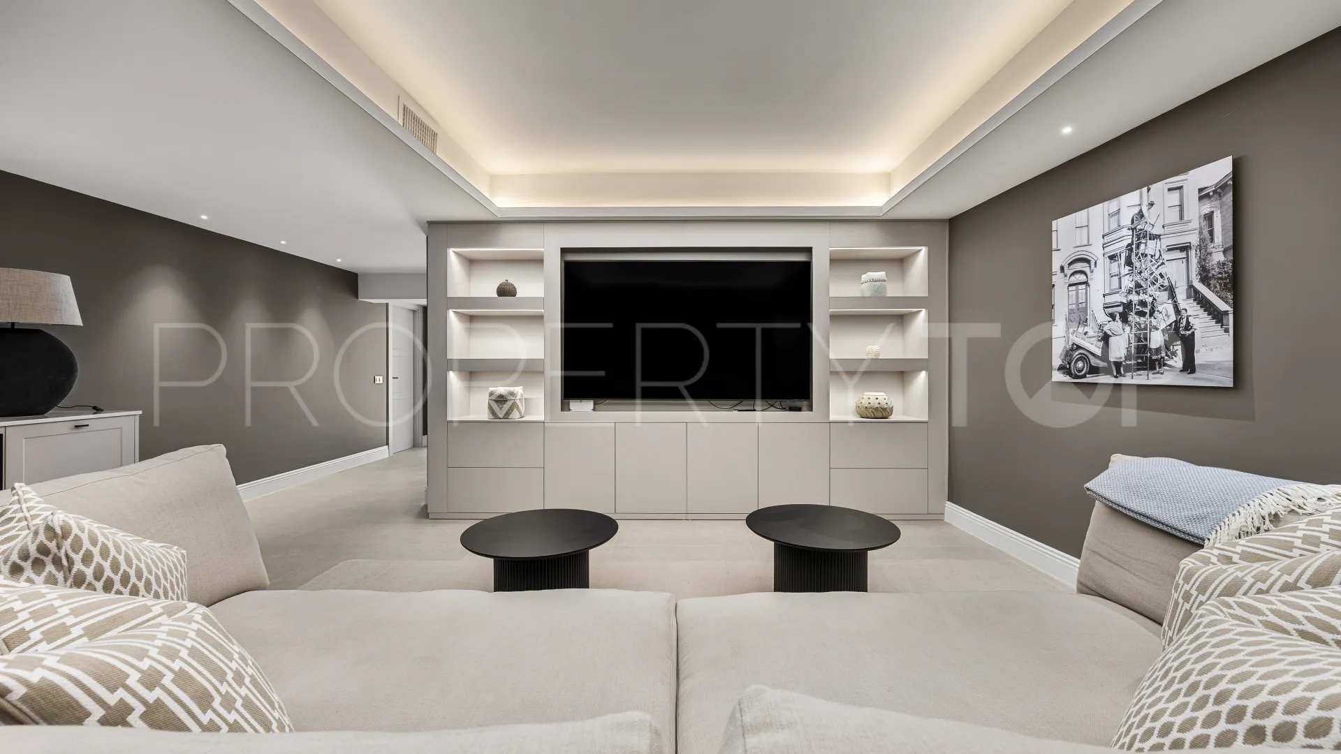 Villa for sale in Nueva Andalucia with 5 bedrooms