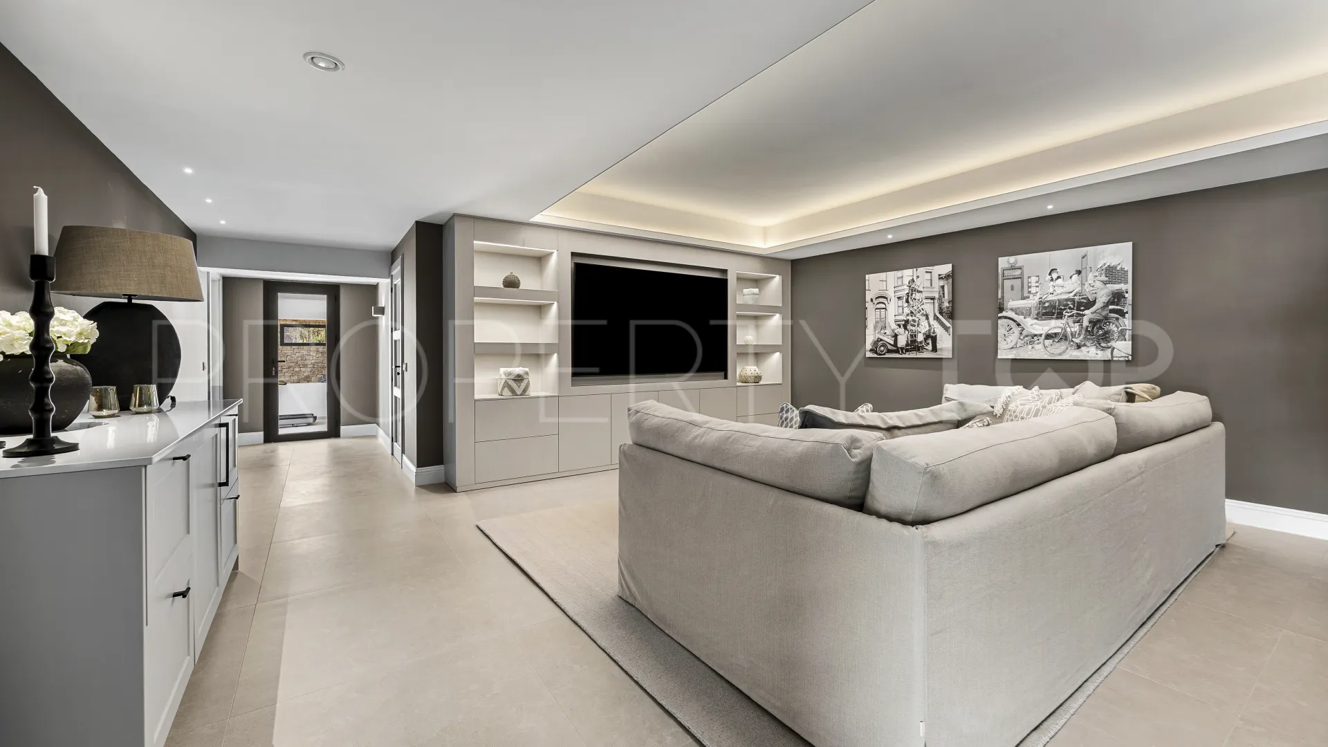 Villa for sale in Nueva Andalucia with 5 bedrooms