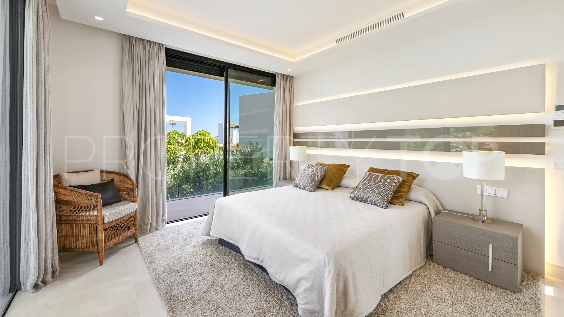 Elviria 5 bedrooms villa for sale