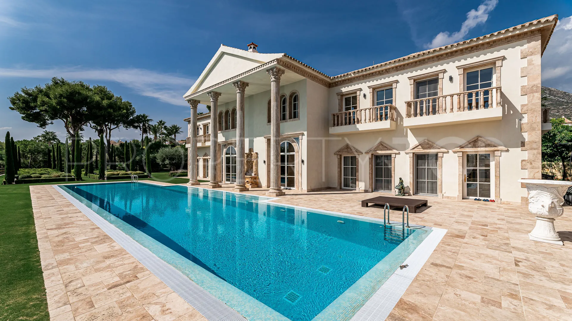 Se vende villa de 7 dormitorios en Sierra Blanca