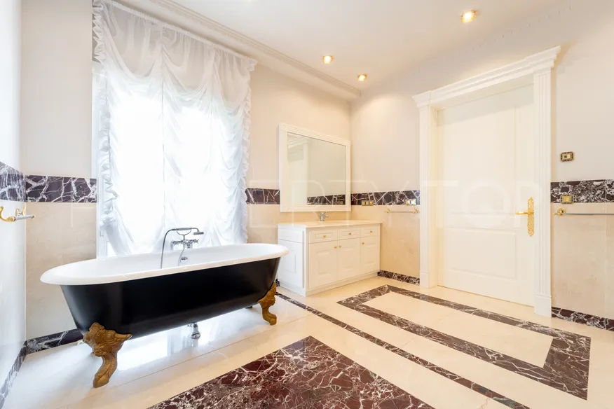 Se vende villa de 7 dormitorios en Sierra Blanca
