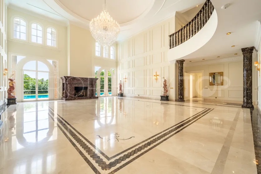 Se vende villa de 7 dormitorios en Sierra Blanca