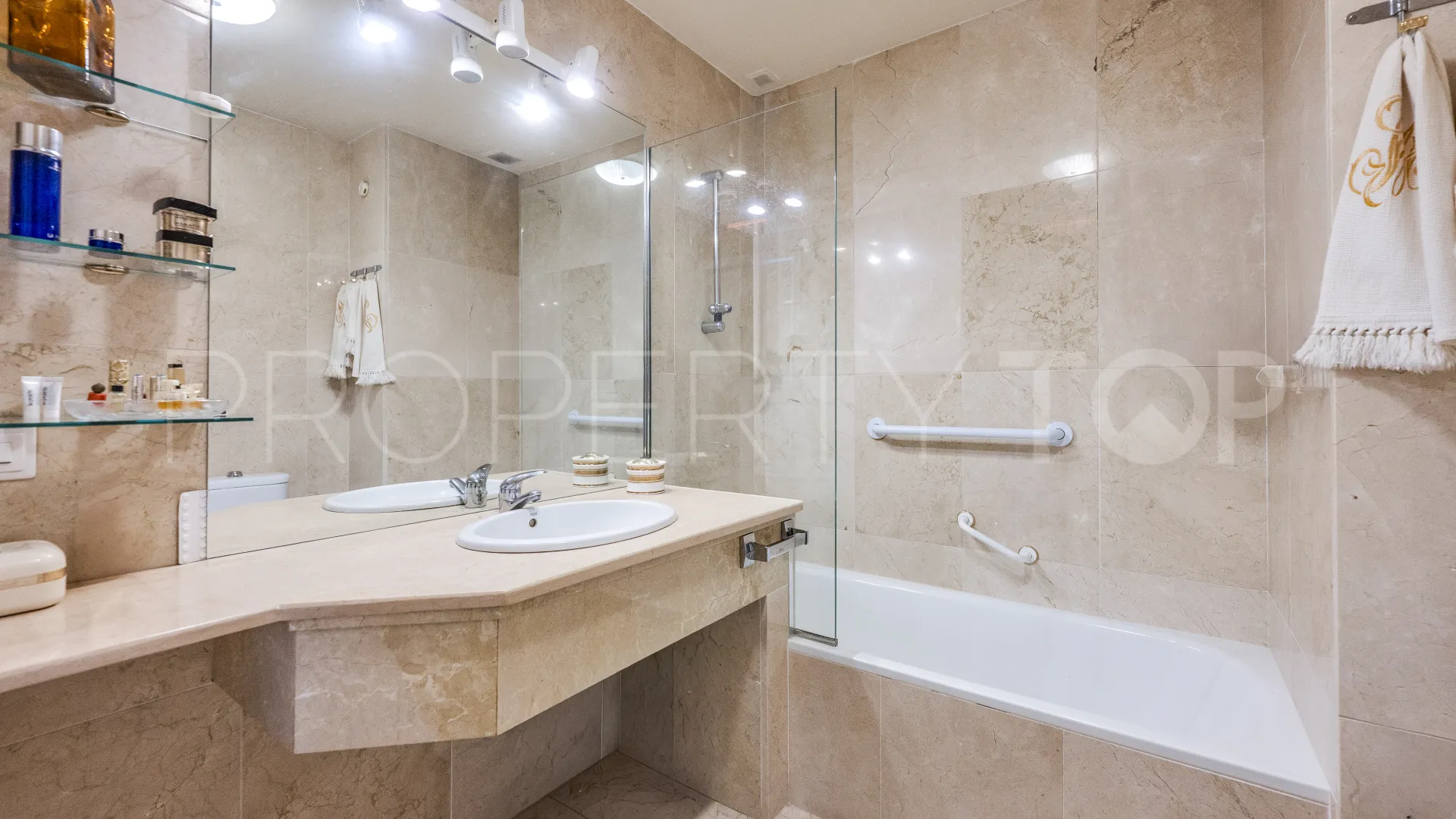 Apartment for sale in Guadalmina Alta with 3 bedrooms