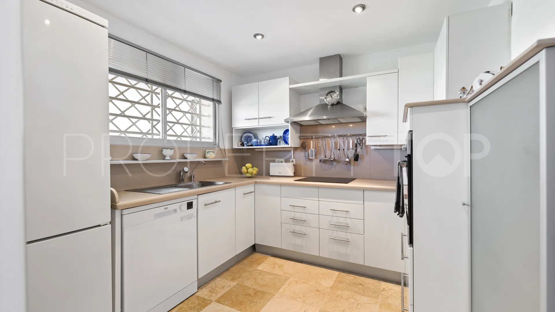 Apartment for sale in Guadalmina Alta with 3 bedrooms