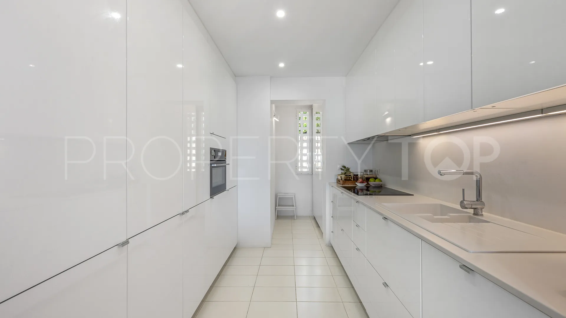 Penthouse for sale in Nueva Andalucia