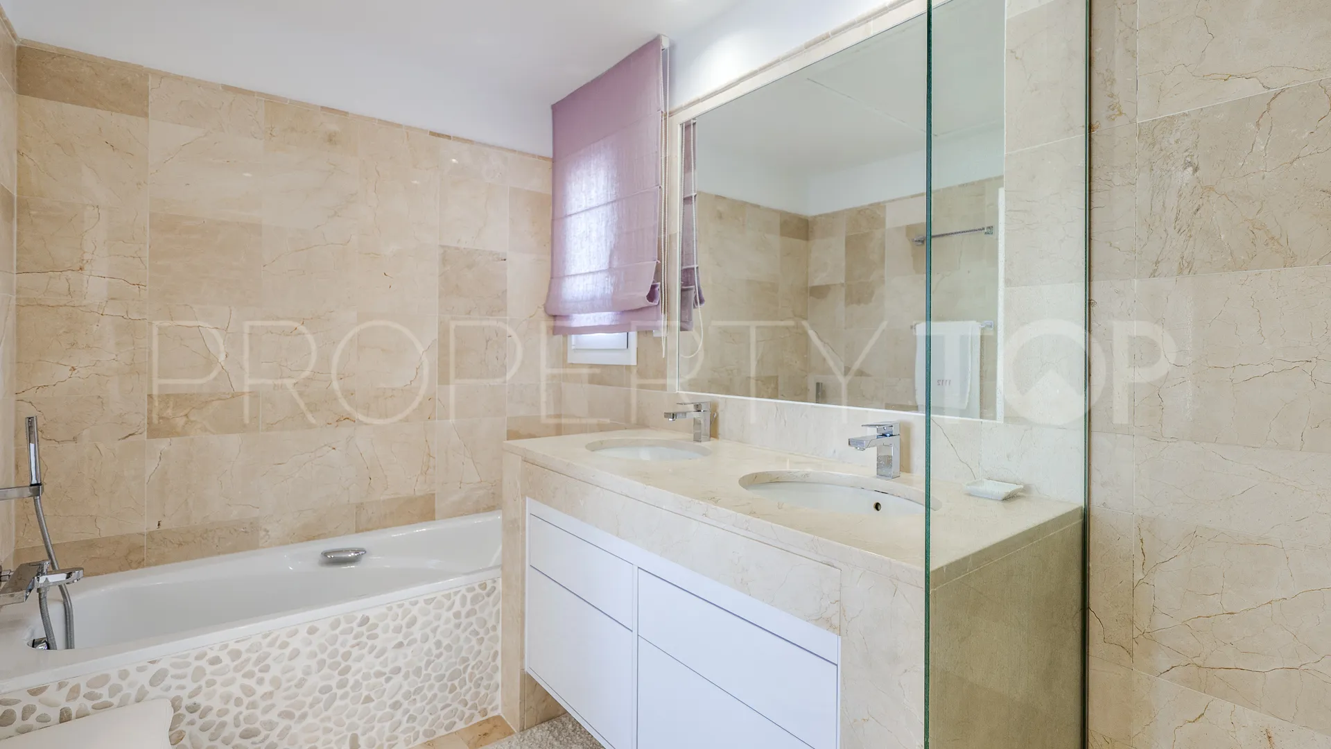 Penthouse for sale in Nueva Andalucia