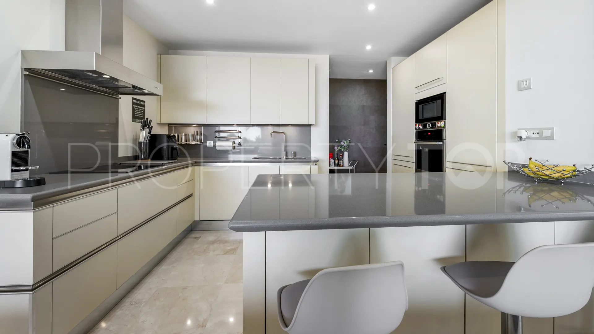 Se vende apartamento en Golden Mile con 3 dormitorios