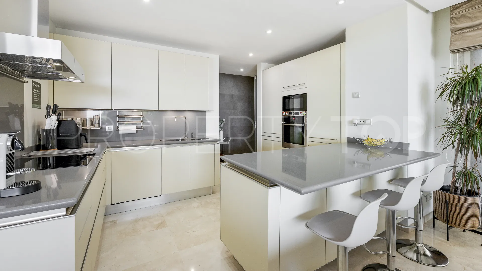 Se vende apartamento en Golden Mile con 3 dormitorios