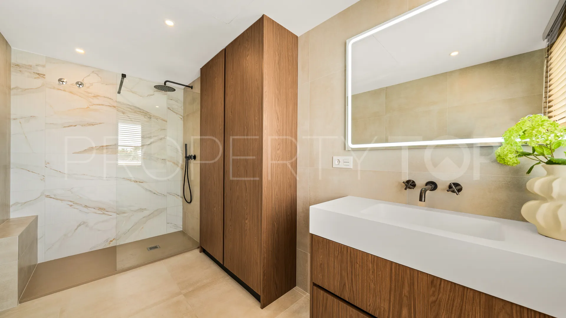 3 bedrooms town house in Golden Mile for sale