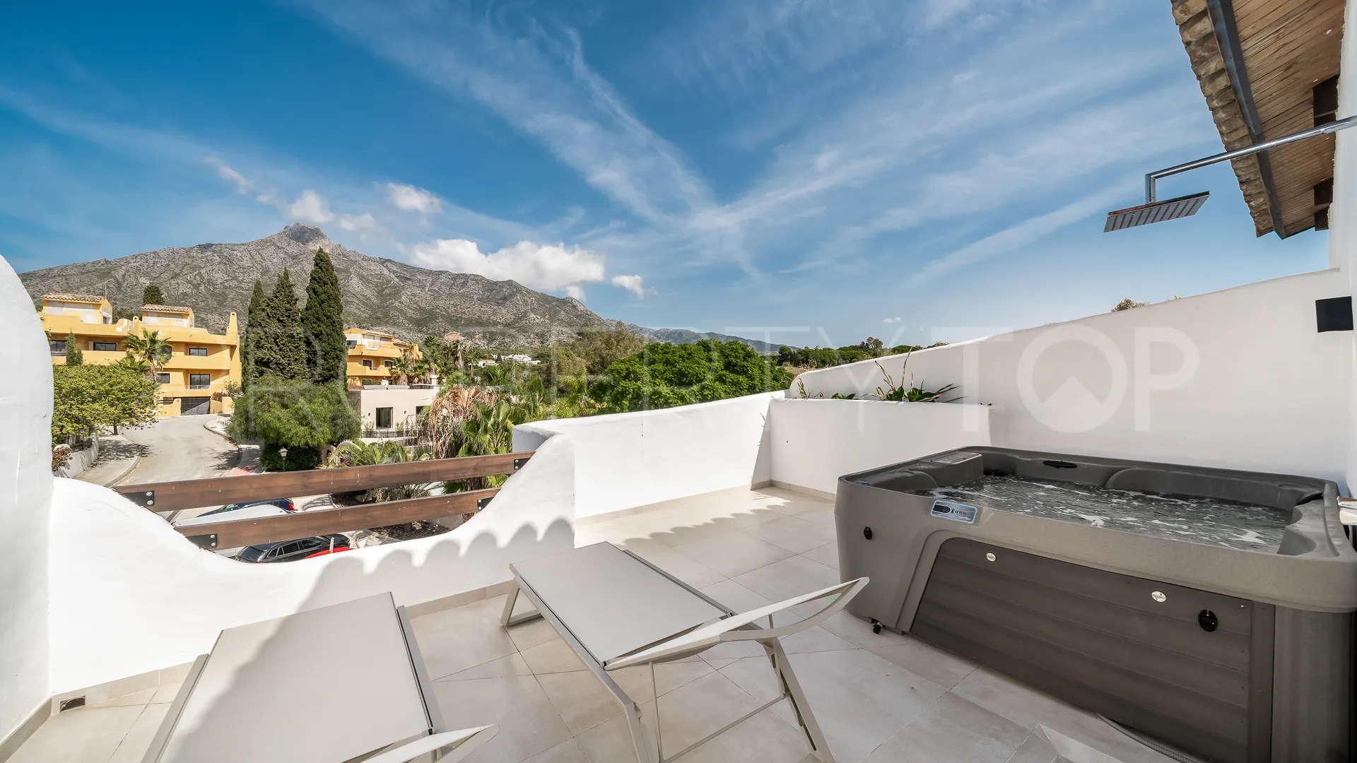 3 bedrooms town house in Golden Mile for sale