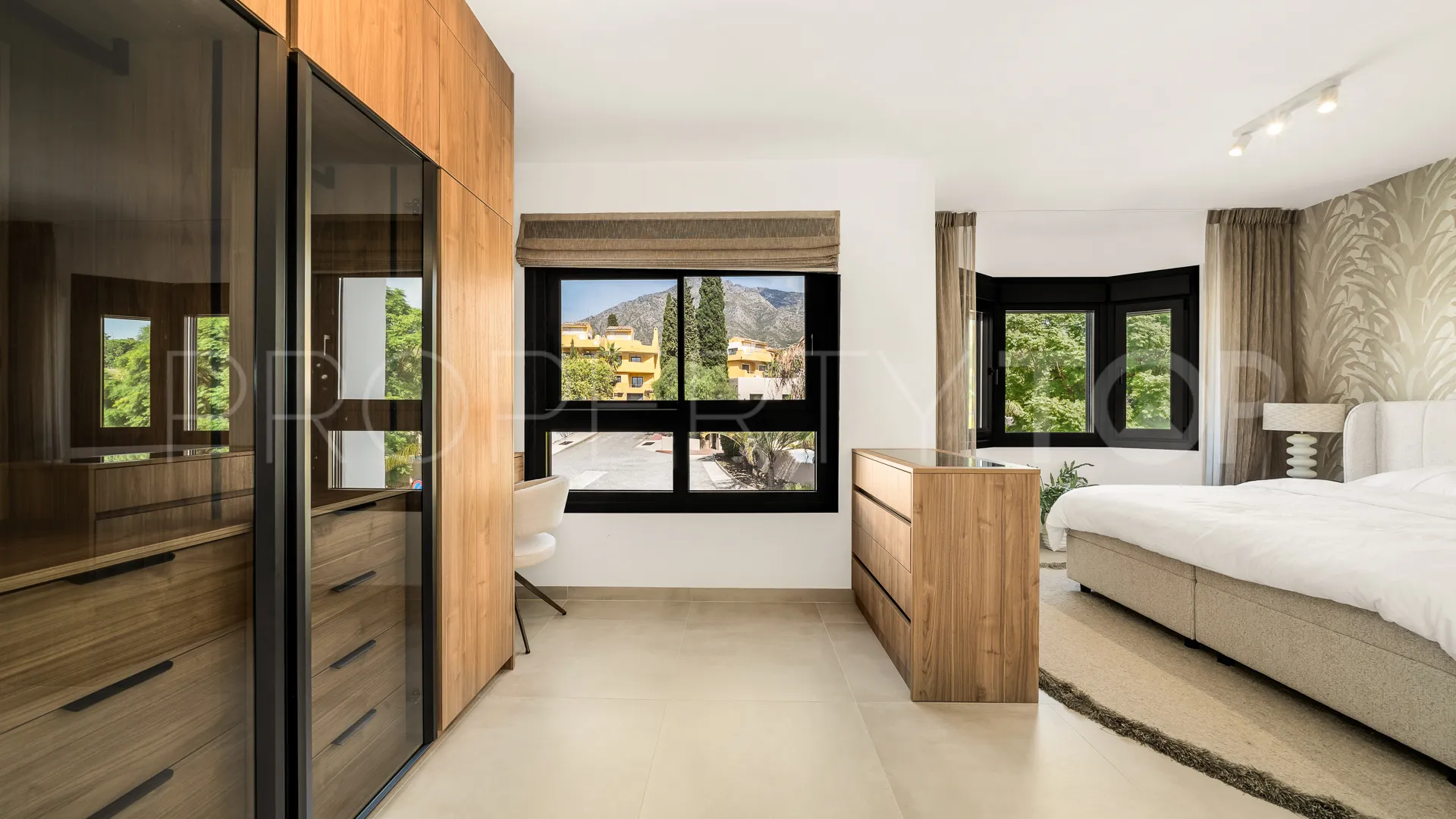 3 bedrooms town house in Golden Mile for sale