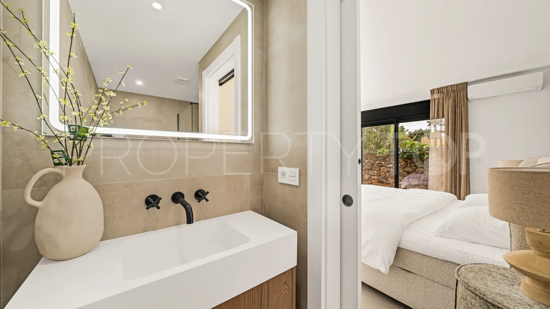 3 bedrooms town house in Golden Mile for sale