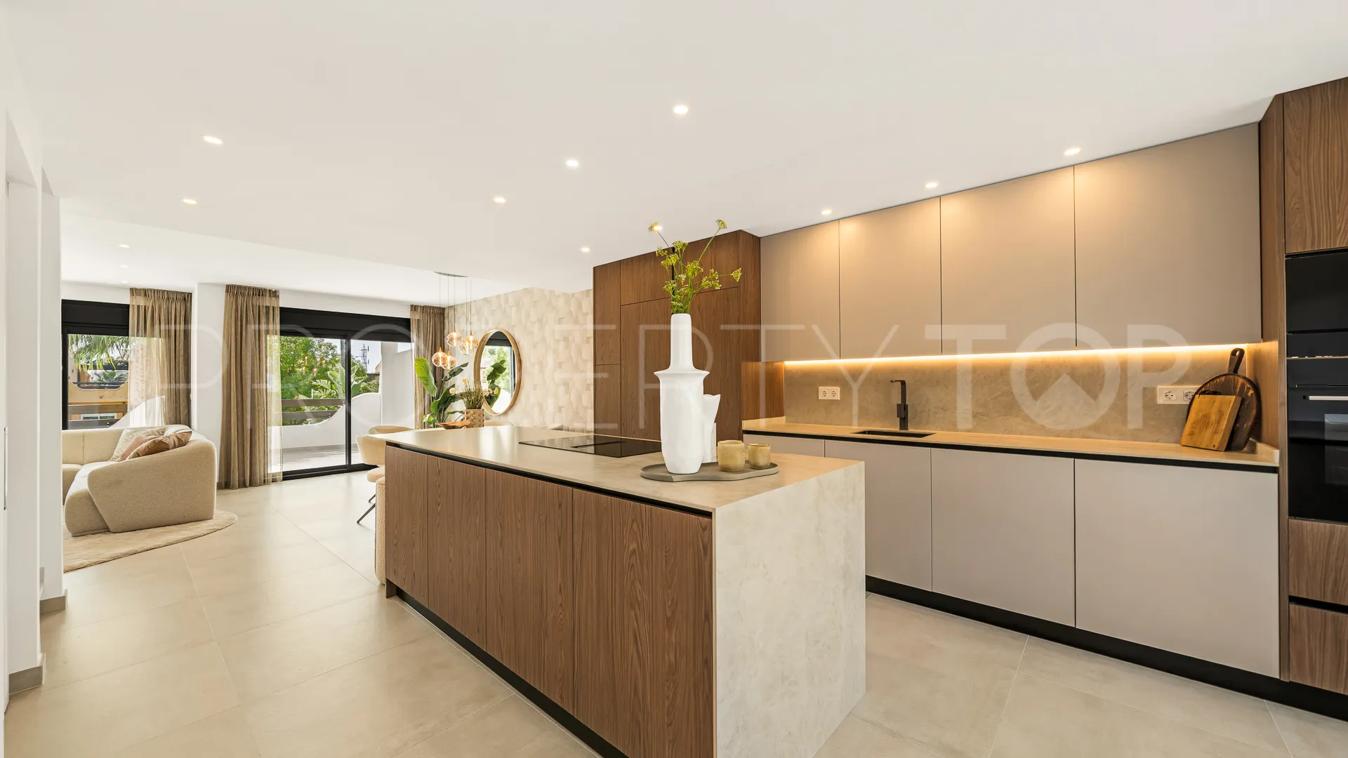 3 bedrooms town house in Golden Mile for sale