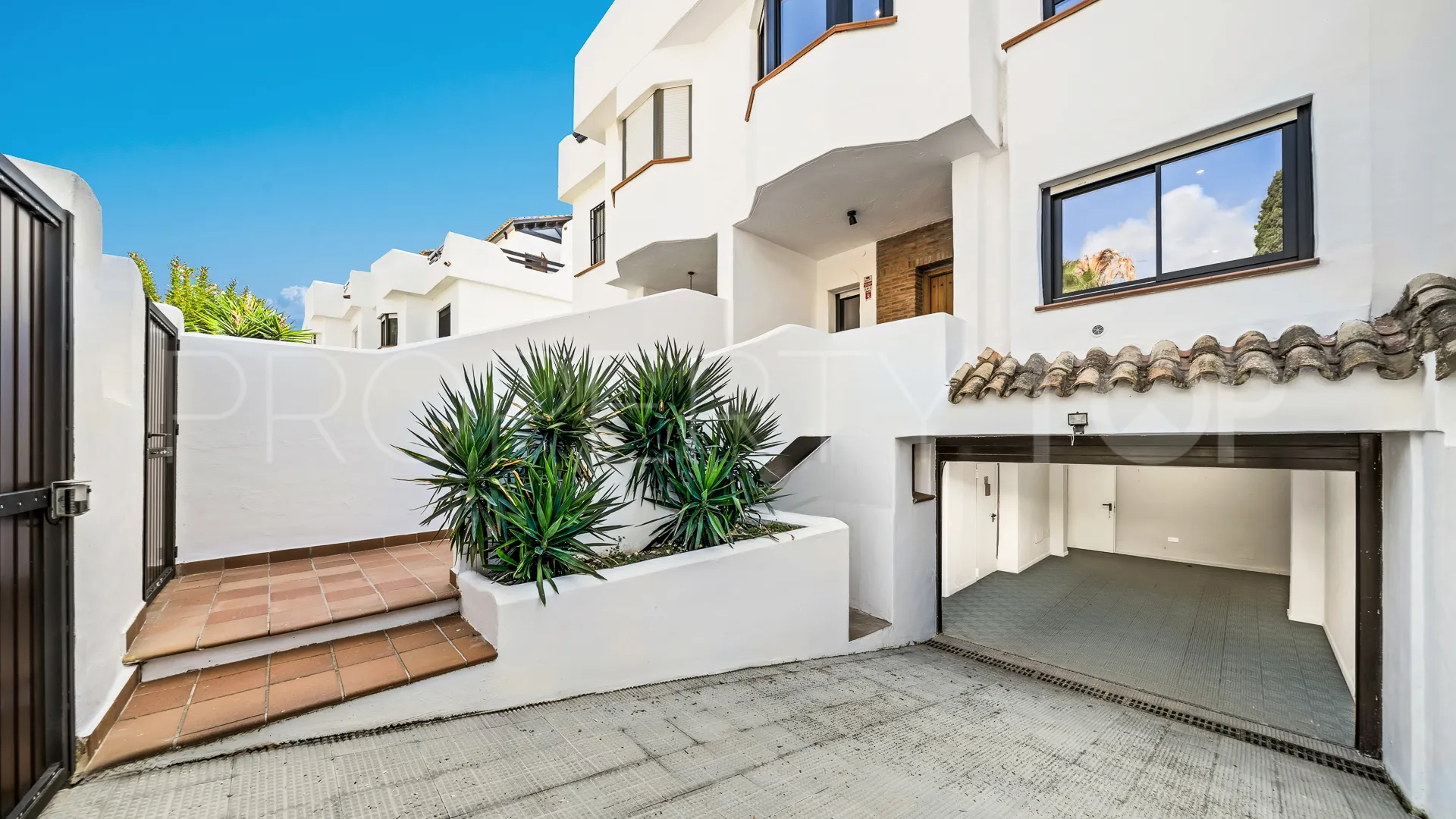 3 bedrooms town house in Golden Mile for sale