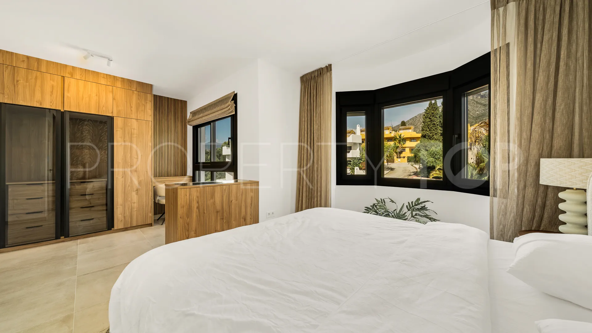 3 bedrooms town house in Golden Mile for sale