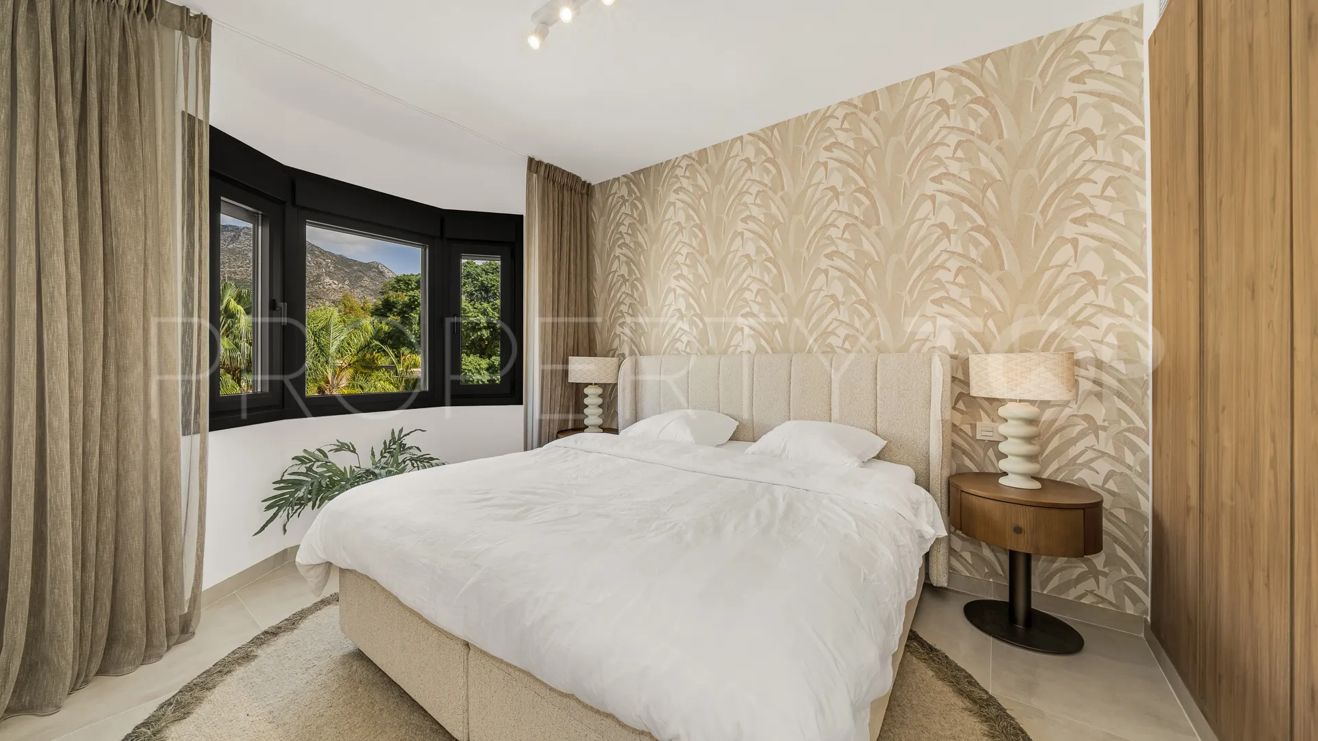 3 bedrooms town house in Golden Mile for sale