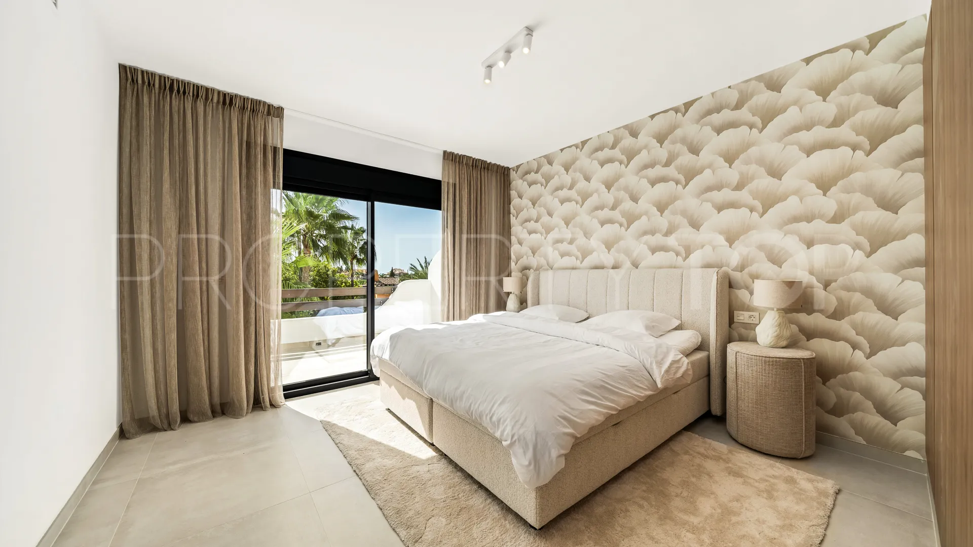 3 bedrooms town house in Golden Mile for sale