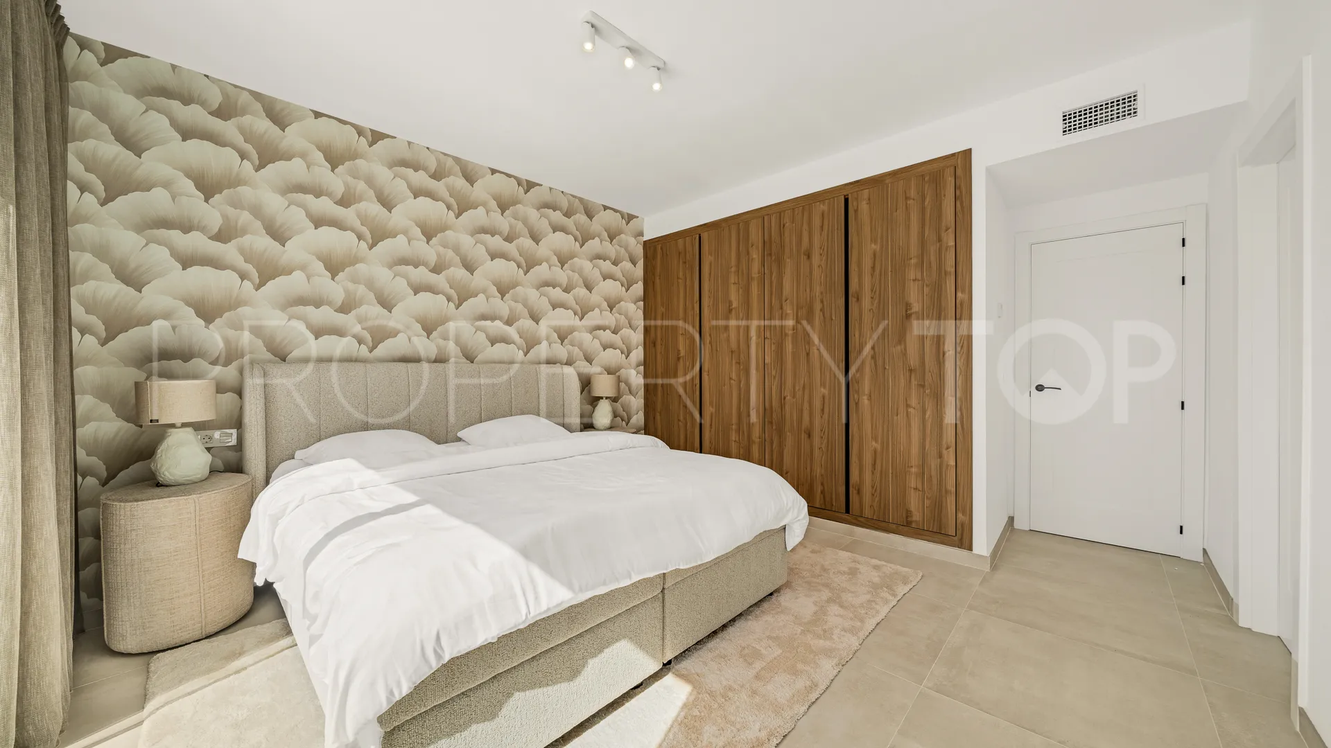 3 bedrooms town house in Golden Mile for sale