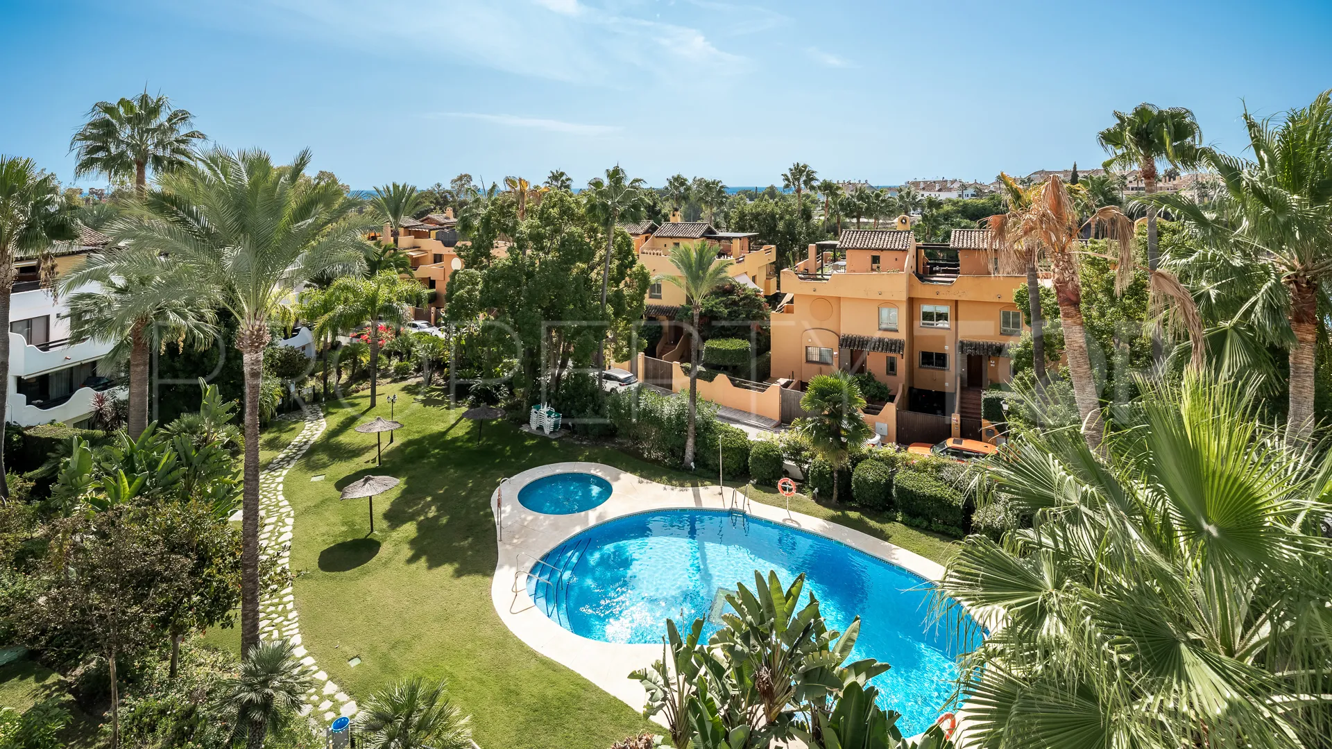 3 bedrooms town house in Golden Mile for sale